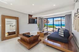 Grace-Exquisite Beachfront Villa on Pristine Sandy beach