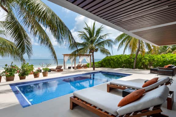 2 villas 9-Bedrooms Beachfront Haven – Luxury by the Sea