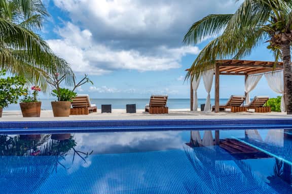 2 villas 9-Bedrooms Beachfront Haven – Luxury by the Sea