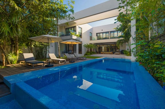 Sara- Ultra-Lux 5-Bedroom Oceanfront with Infinity Pool