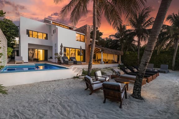 Grace-Exquisite Beachfront Villa on Pristine Sandy beach