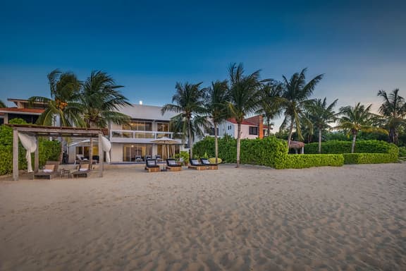 2 villas 9-Bedrooms Beachfront Haven – Luxury by the Sea
